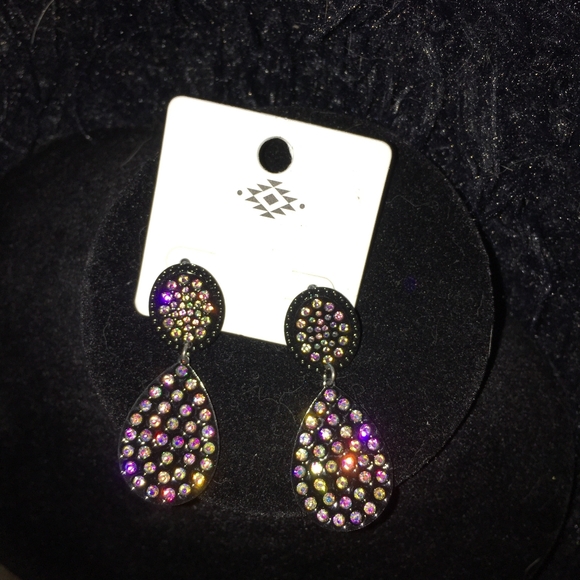 Earrings - Picture 1 of 3